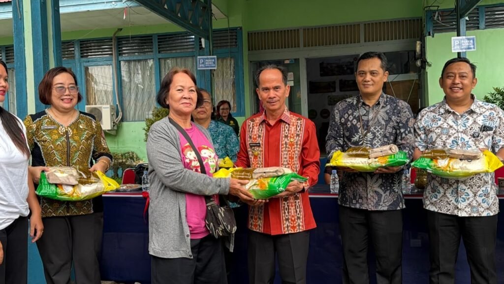 Sintang Gelar Gerakan Pangan Murah, Bupati Tambahkan Subsidi Pribadi Rp10 Ribu per Paket