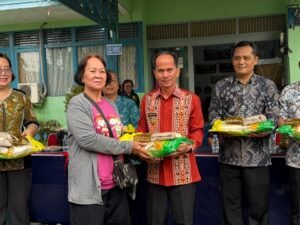 Sintang Gelar Gerakan Pangan Murah, Bupati Tambahkan Subsidi Pribadi Rp10 Ribu per Paket